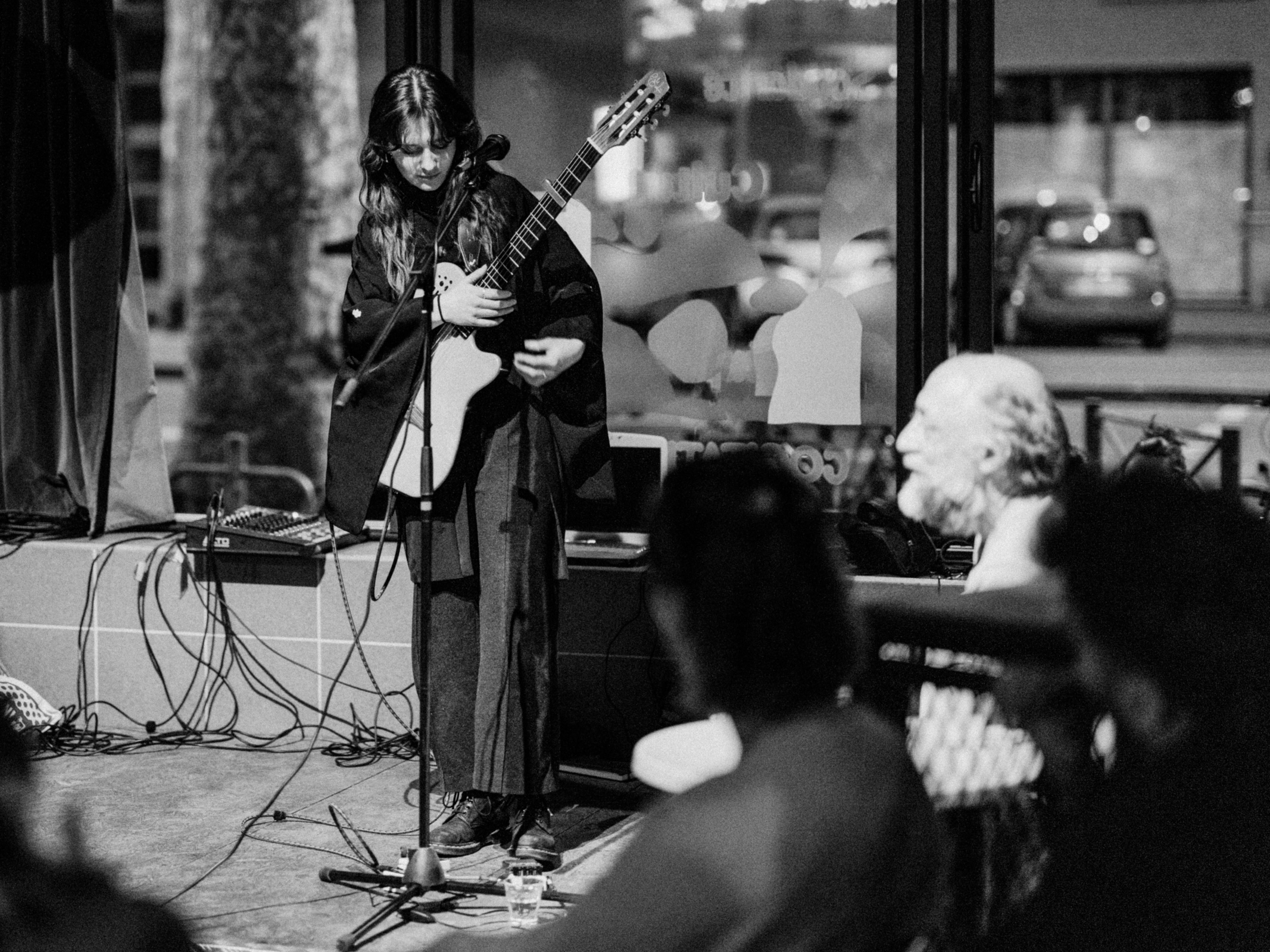 Concert d'Agn�s � La Moulinette (Lille). Performance folk et indie captur�e dans l'intimit� de cette salle embl�matique du Nord de la France. - Image 7